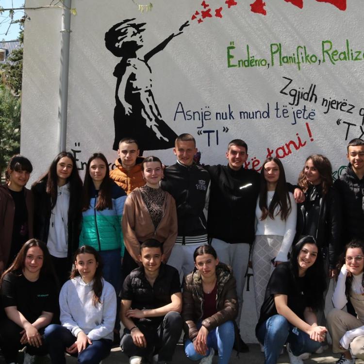 Inaugurohet Muralja e Grupit Rinor në Qendër të Elbasanit 